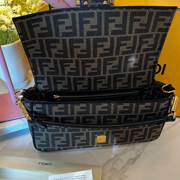 Fendi baguette 
Brown FF jacquard fabric bag - Picture 5 of 16